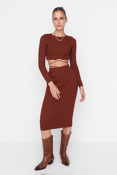 Trendyol Collection Super Crop barna kötöttáru szett - nyakkendő részletes, szoknya TWOAW22EL0543