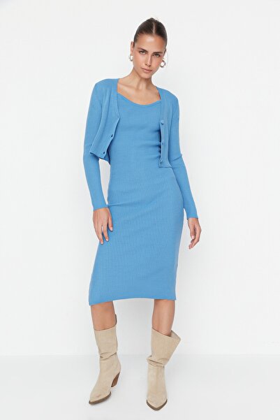 Kolekcia Trendyol Modrý pletený sveter a súprava šiat v strednej dĺžke - TWOSS21EL0208