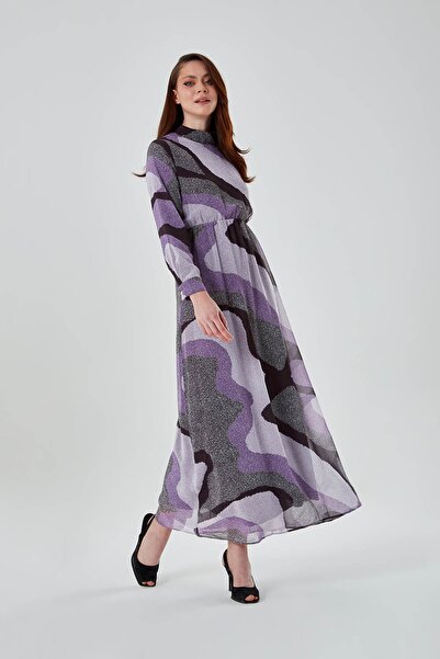 Mizalle فستان طويل أرجواني مطبوع بياقة عالية