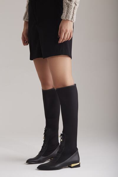 AYAKKABI PRENSİ Γυναικείες μπότες Janus με λεπτομέρεια με κορδόνια, μαύρες 3 εκ., με τακούνι