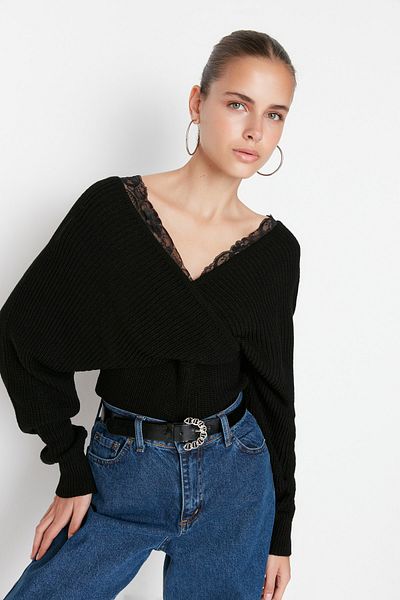 Trendyol Collection Zweireihiger schwarzer Strickpullover – Spitzenverzierung, TWOAW22KZ0522
