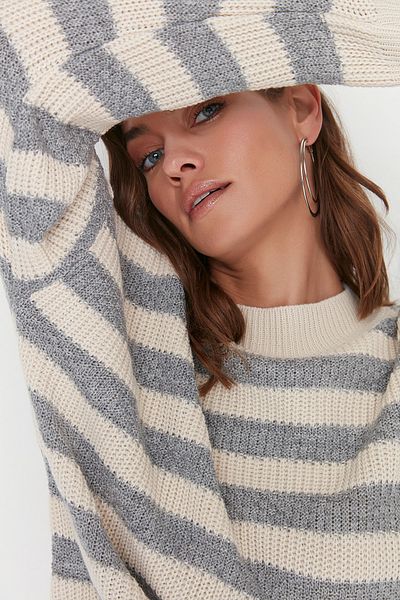 Trendyol Collection Weit geschnittener, ecru gestreifter Strickpullover – TWOAW23KZ00516