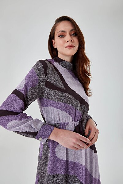 Mizalle فستان طويل أرجواني مطبوع بياقة عالية