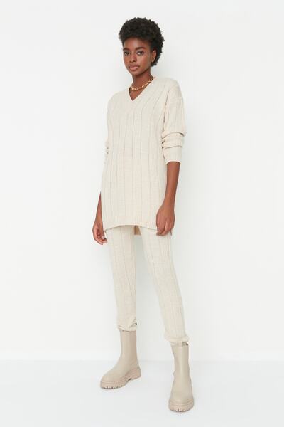 Trendyol Collection Bézs méretű, V-nyakú pulóver nadrág kötöttáru felső és alsó készlet