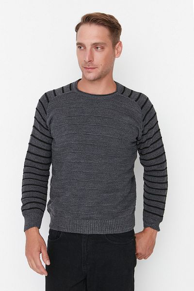 Trendyol Collection Grauer Slim-Fit-Strickpullover mit Rundhalsausschnitt und Streifen und detaillierten Raglanärmeln TMNAW22KZ0663
