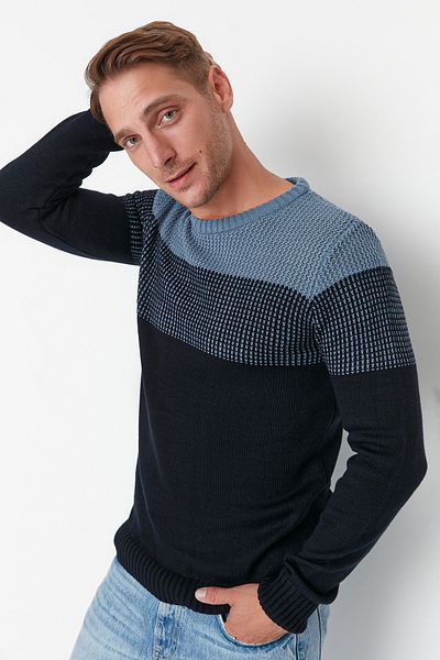 Trendyol Collection Marineblauer Slim-Fit-Slim-Fit-Pullover mit Rundhalsausschnitt und Farbblock TMNAW21KZ0543