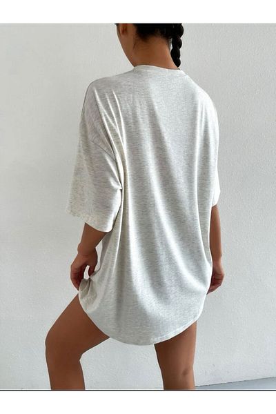 MOONBULL Bílé oversize tričko - dámské, Detail potisku obličeje