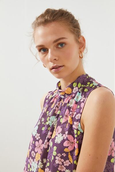 Trendyol Collection Tkana sukienka midi o prostym kroju w śliwkowe kwiaty TWOSS20EL0573