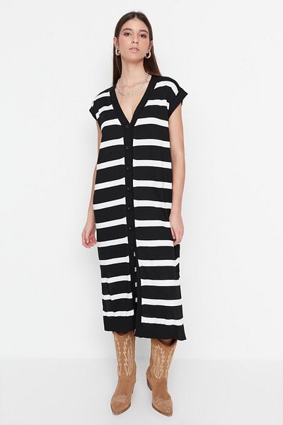 Trendyol Collection Übergroßes, ecrufarbenes, gestreiftes Midi-Strickkleid - TWOSS22EL1076
