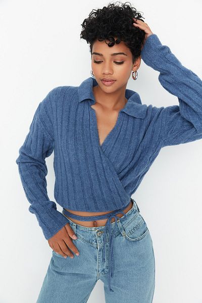 Trendyol Collection Indigo Kurzer Strickpullover mit Polokragen TWOAW22KZ0841
