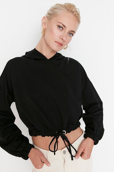 Trendyol Collection Cienka, dzianinowa bluza z czarnymi oczkami i szczegółowymi szczegółami TWOAW23SW00002