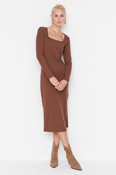 Trendyol Collection Hnědé žebrované midi šaty s čtvercovým výstřihem a dlouhým rukávem TWOAW22EL0871