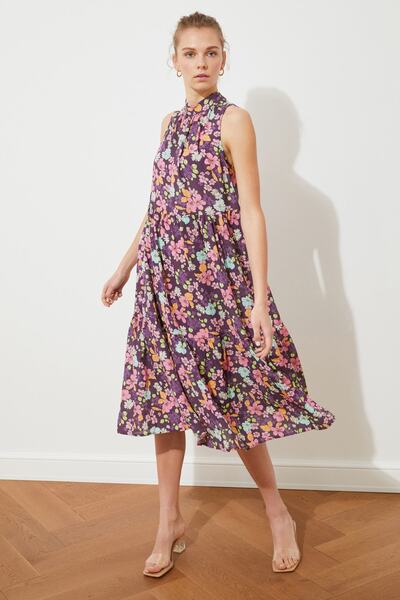 Trendyol Collection Tkana sukienka midi o prostym kroju w śliwkowe kwiaty TWOSS20EL0573