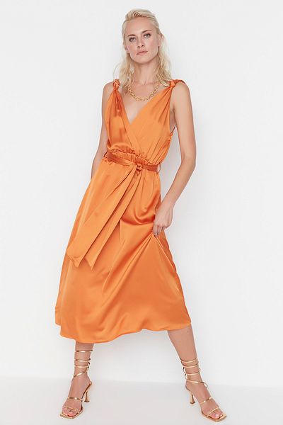 Trendyol Collection Ziegelfarbenes A-Cut-Abendkleid mit Gürtel - TPRSS19BB0283