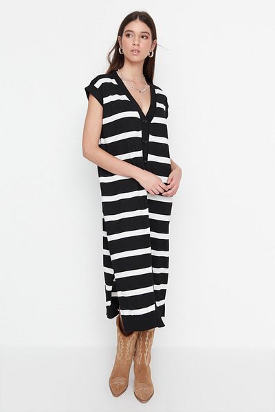 Trendyol Collection Übergroßes, ecrufarbenes, gestreiftes Midi-Strickkleid - TWOSS22EL1076