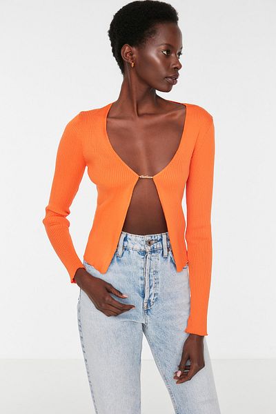 Trendyol Collection Orangefarbener Strickcardigan mit Schmuckdetail TWOSS22HI0050