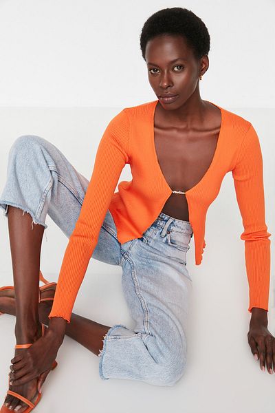Trendyol Collection Orangefarbener Strickcardigan mit Schmuckdetail TWOSS22HI0050