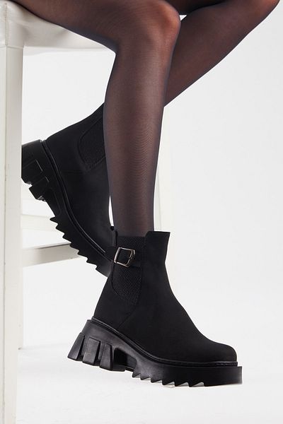 Tonny Black Damen-Stiefel aus schwarzem Wildleder mit elastischer Schnalle und bequemer Form