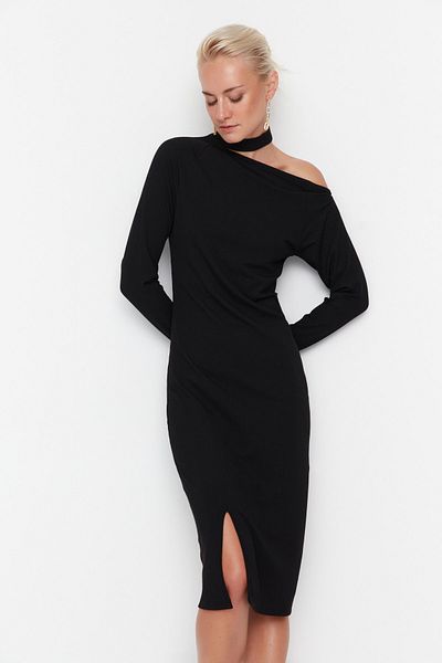Trendyol Collection Černé vystřižené detailní žebrované pletené šaty TWOAW23EL00107