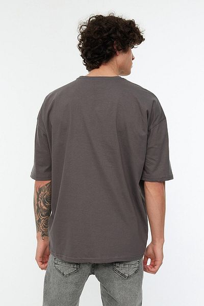 Trendyol Collection Anthrazitfarbenes, übergroßes/weit geschnittenes Basic-T-Shirt aus 100 % Baumwolle mit kurzen Ärmeln TMNSS22TS0318