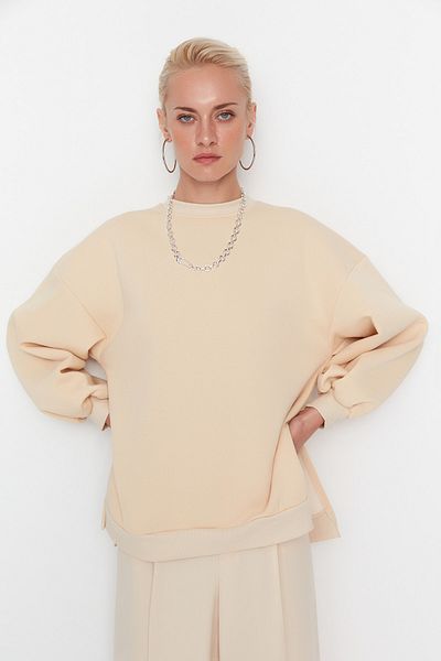 Trendyol Collection Beiges Oversize/Wide Fit Strick-Sweatshirt mit Schlitzdetail innen aus dickem Fleece TWOAW23SW00195