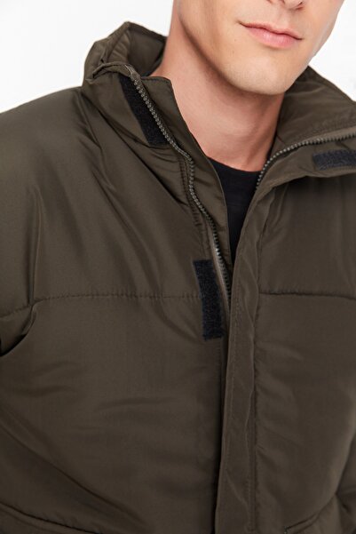 Trendyol Collection Tmavá khaki regulérní střih kapesní bunda odolná proti větru a vodě Tmnaw22Mo0090