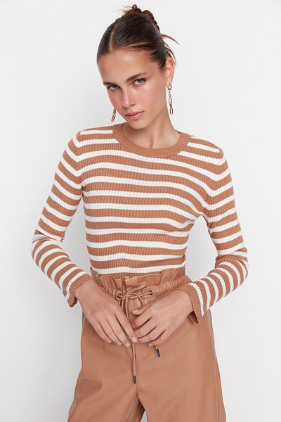 Trendyol Collection Kamelfarbener Basic-Strickpullover mit Streifen TWOAW21KZ0942