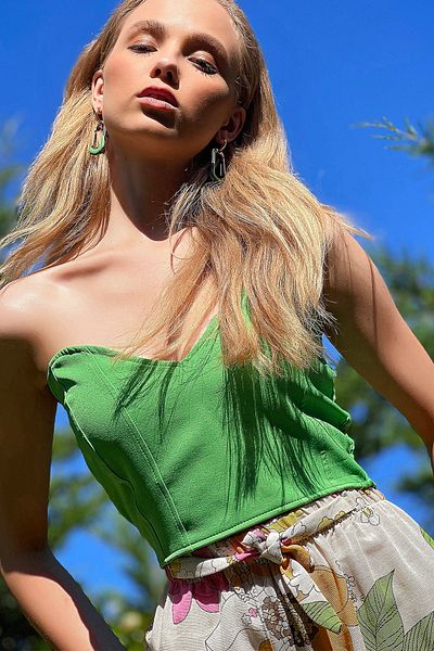 Trend Alaçatı Stili Grüne rückenfreie trägerlose Crop-Bluse für Damen ALC-X8860