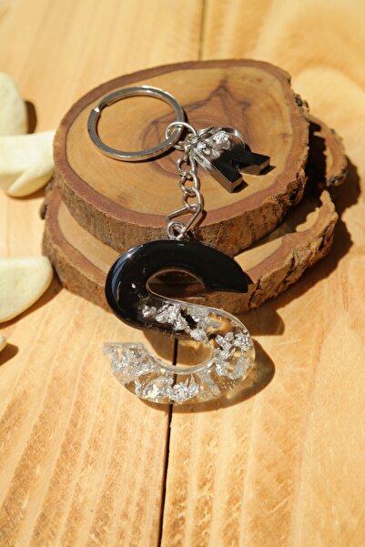 maycollection سلسلة مفاتيح من ورق الفضة باللون الأسود من الإيبوكسي بحرف S