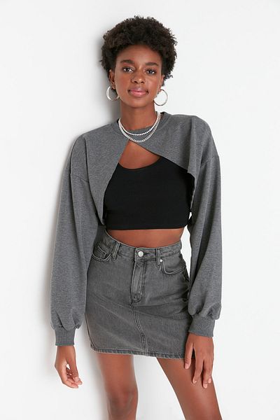 Trendyol Collection Anthrazitfarbenes, asymmetrisches Super-Crop-Sweatshirt mit Rundhalsausschnitt und dünnem Strickmuster TWOAW23SW00531