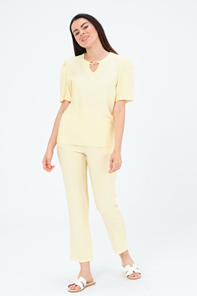 Shahiqa Yaka Aksesuarlı Kısa Kollu Bluz