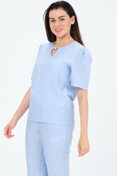 Shahiqa Yaka Aksesuarlı Kısa Kollu Bluz