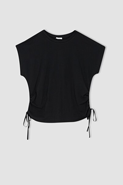 DeFacto T-shirt o regularnym kroju, z okrągłym dekoltem i krótkim rękawem, wykonany w 100% z bawełny