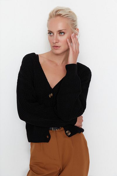 Trendyol Collection Schwarzer Strickcardigan mit V-Ausschnitt und weiter Passform TWOAW21HI0251