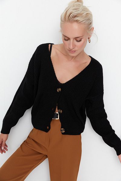 Trendyol Collection Schwarzer Strickcardigan mit V-Ausschnitt und weiter Passform TWOAW21HI0251