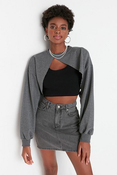 Trendyol Collection Anthrazitfarbenes, asymmetrisches Super-Crop-Sweatshirt mit Rundhalsausschnitt und dünnem Strickmuster TWOAW23SW00531