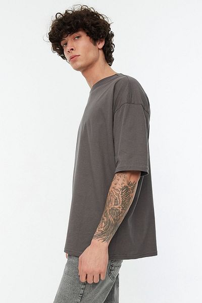 Trendyol Collection Anthrazitfarbenes Oversize-T-Shirt – 100 % weiter Schnitt TMNSS22TS0318