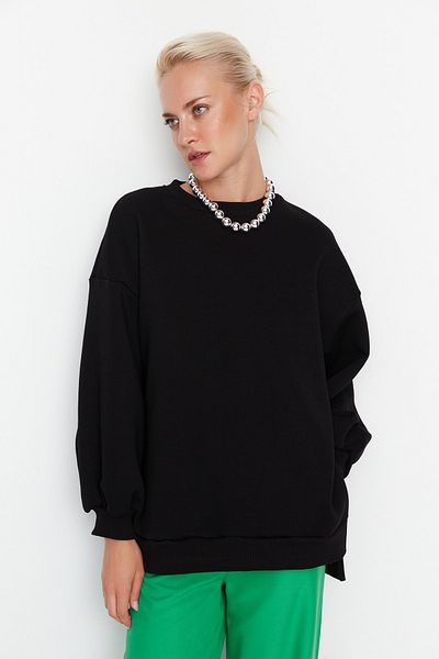 Trendyol Collection Schwarzes Oversize/Wide Fit Strick-Sweatshirt mit Schlitzdetail innen aus dickem Fleece TWOAW23SW00195