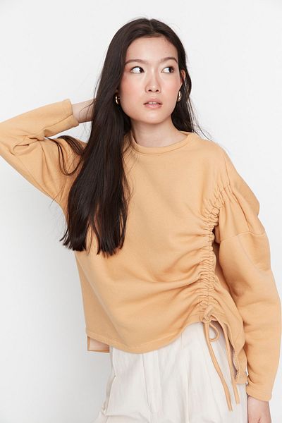 Trendyol Collection Dickes Fleece-Strick-Sweatshirt mit Stein-Raffdetail TWOAW23SW00053