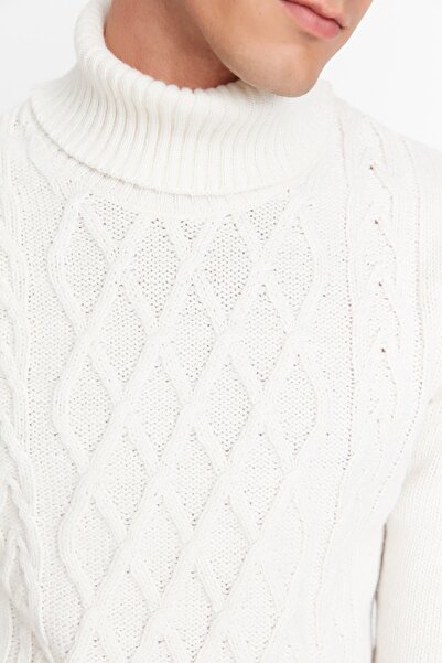 Trendyol Collection Slim-Fit Rollkragenpullover mit Zopfmuster und detailliertem Strickpullover TMNAW23KZ00154