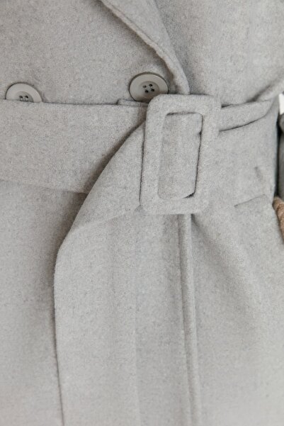 Trendyol Collection Szürke túlméretezett széles vágású övvel ellátott hosszú gyapjúbélyegző kabát TWOAW22KB0015