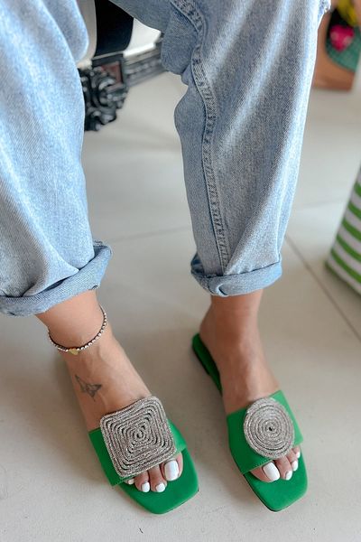 Shoebutik Παντόφλες κάτω πράσινες ματ σατέν πέτρινες
