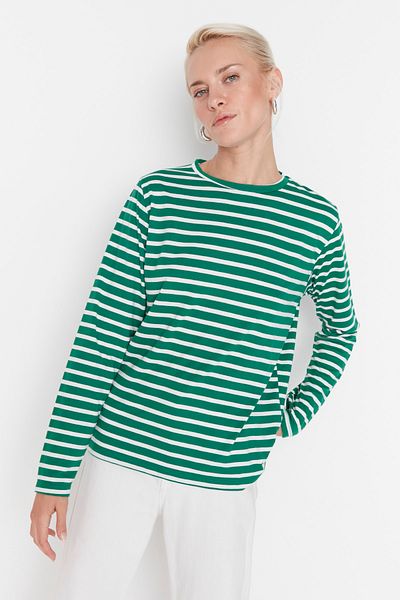 Trendyol Collection Grün gestreiftes Basic-Strick-T-Shirt mit normalem/normalem Muster und Rundhalsausschnitt TWOAW23TS00002