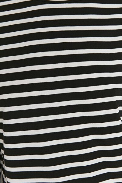 Trendyol Collection Černé pruhované pravidelné/normální vzor Základní pletené tričko s výstřihem TWOAW23TS00002