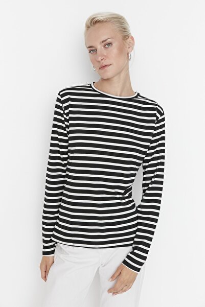 Trendyol Collection Černé pruhované pravidelné/normální vzor Základní pletené tričko s výstřihem TWOAW23TS00002