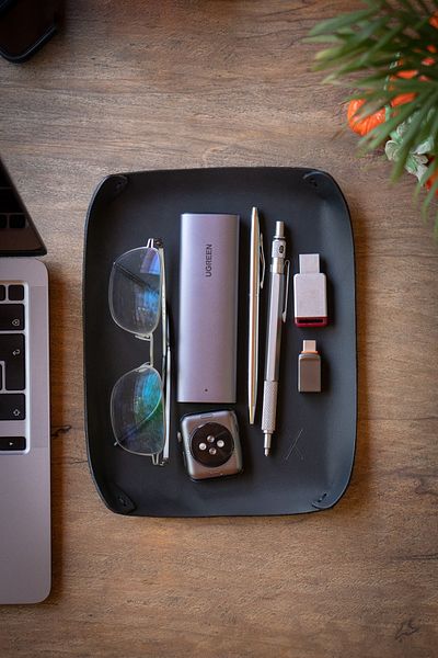 minimal X design صينية جلدية (كبيرة) منظم سطح المكتب أسود مجنون - جلد حقيقي ومصنوع يدويًا - تصميم بسيط