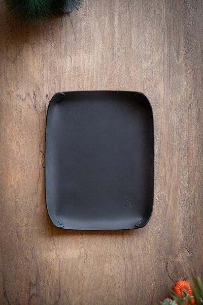 minimal X design صينية جلدية (كبيرة) منظم سطح المكتب أسود مجنون - جلد حقيقي ومصنوع يدويًا - تصميم بسيط