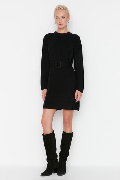 Trendyol Collection Detailní mini úpletové šaty s černým páskem