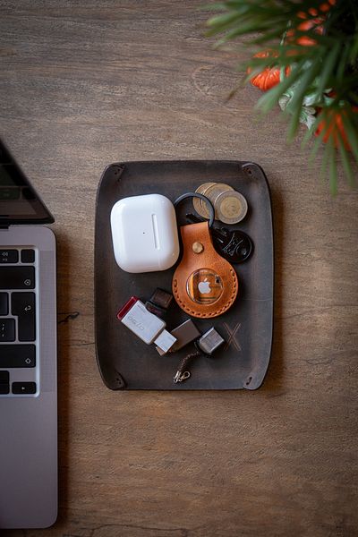 minimal X design صينية جلدية (صغيرة) منظم سطح المكتب كستنائي مجنون - جلد حقيقي ومصنوع يدويًا - تصميم بسيط