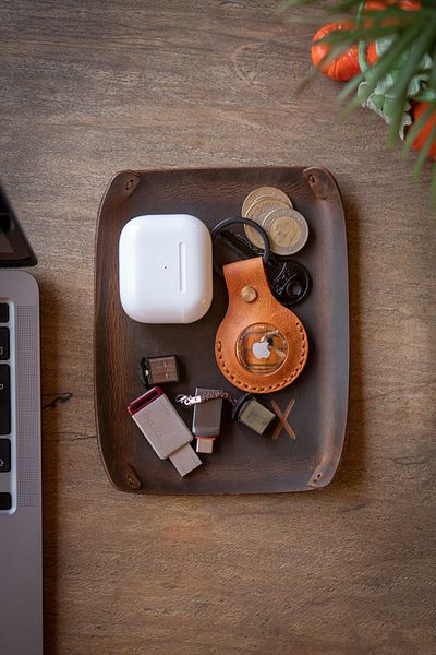 minimal X design صينية جلدية (صغيرة) منظم سطح المكتب تان كريزي - جلد حقيقي ومصنوع يدويًا - تصميم بسيط